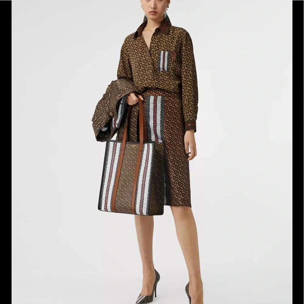 ❤️❤️ BURBERRY
Silk Printed Button-Up Top size 4 - Picture 2 of 7